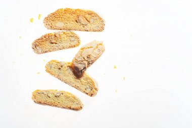 Beyaz arka plan üzerinde izole badem ile geleneksel İtalyan cantuccini bisküvi 