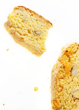 Beyaz arka plan üzerinde izole badem ile geleneksel İtalyan cantuccini bisküvi 