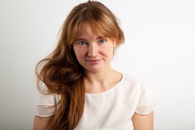 Çiller ve güven, doğal güzellik kavramı ile kameraya bakarak mavi gözlü güzel kızıl saçlı Bayan portresi  