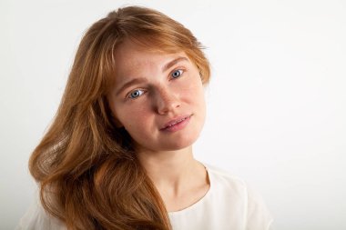 Çiller ve güven, doğal güzellik kavramı ile kameraya bakarak mavi gözlü güzel kızıl saçlı Bayan portresi