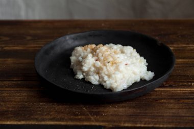 woodefreshn masada siyah seramik plaka baharatlı ekmek kırıntıları ile geleneksel krem ihale risotto 