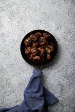 Mavi havlu sarılmış Saplı Siyah dökme demir tavada hizmet geleneksel İsveç Dana köfte 