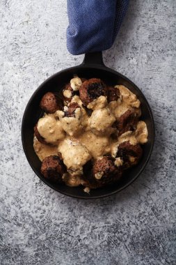 Mavi havlu sarılmış Saplı Siyah dökme demir tavada hizmet geleneksel İsveç Dana köfte 