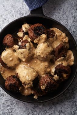 Mavi havlu sarılmış Saplı Siyah dökme demir tavada hizmet geleneksel İsveç Dana köfte 