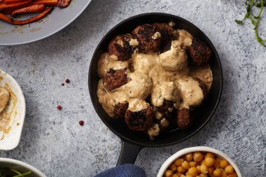 Mavi havlu, akşam yemeği kavramı sarılmış Saplı Siyah dökme demir tavada et suyu ile geleneksel İsveç sığır eti köfte ile kompozisyon hizmet 