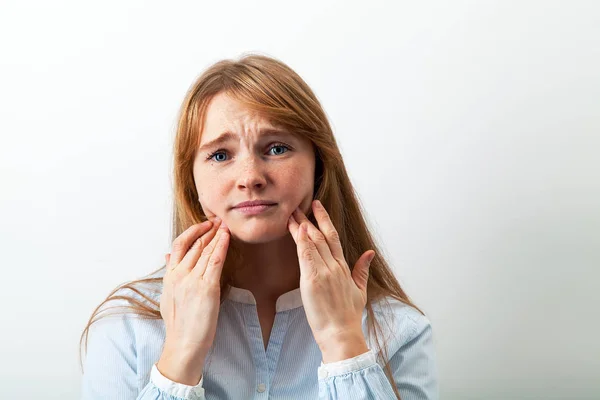 Bonita Divertida Mujer Pelirroja Tocando Mejillas Mirando Cámara Concepto Dolor — Foto de Stock