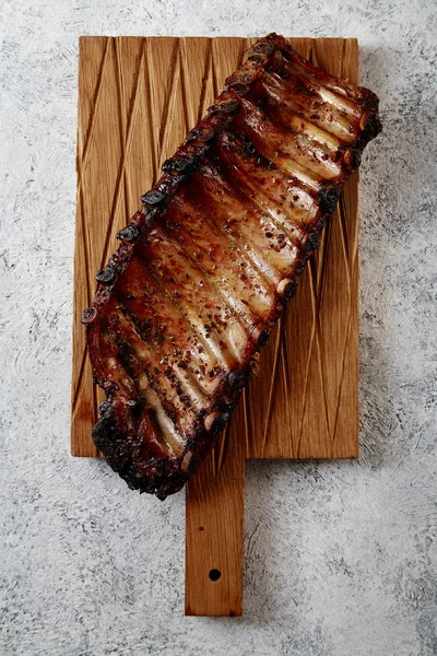 Costillas Cerdo Parrilla Salsa Gruesa Barbacoa Con Sal Marina Sobre — Foto de Stock