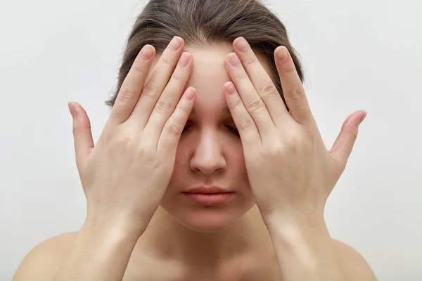 Modelo Femenina Joven Con Ojos Cerrados Haciéndose Masaje Facial Mientras — Foto de Stock