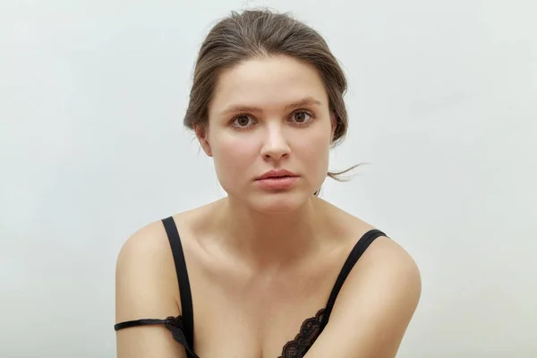 Portrét Mladé Ženy Model Nošení Krajky Košili Vlasy Bulce Poptávkou — Stock fotografie
