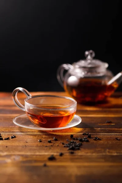 Théière Verre Avec Tasse Thé Noir Sur Table Bois — Photo