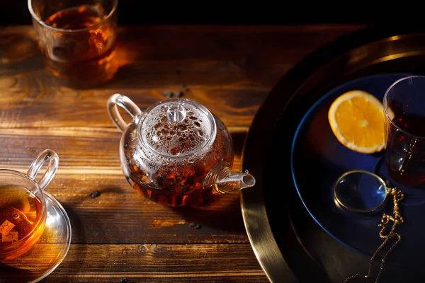 Złote Taca Gorącej Herbaty Czarne Czajnik Filiżanki Szkłem Pobliżu Kieszonkowa — Zdjęcie stockowe