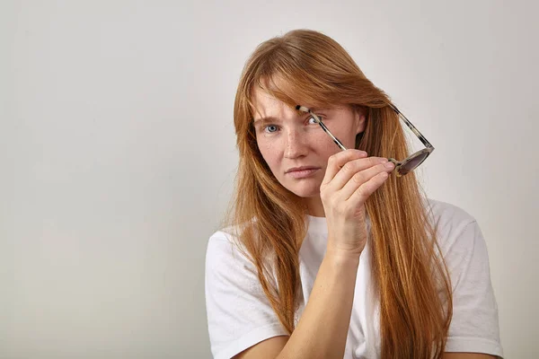 Giovane Donna Dalla Testa Rossa Togliersi Gli Occhiali Sole Con — Foto Stock