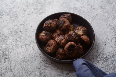 Mavi havlu sarılmış Saplı Siyah dökme demir tavada hizmet geleneksel İsveç Dana köfte 