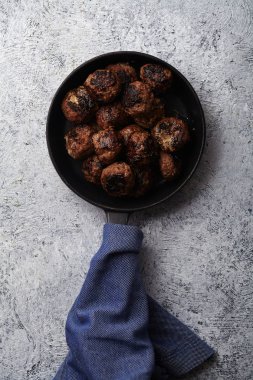 Mavi havlu sarılmış Saplı Siyah dökme demir tavada hizmet geleneksel İsveç Dana köfte 