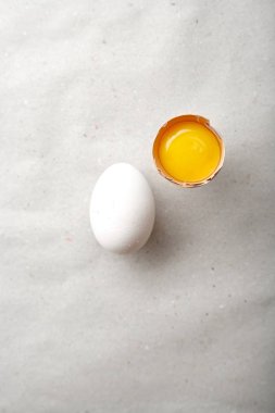Beyaz tavuk yumurta bir yumurta sarısı kağıt sayfası ile