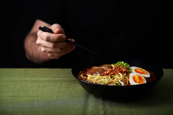 Maschio Mano Tenendo Bacchette Sopra Ciotola Con Ramen Giapponese Uova — Foto Stock