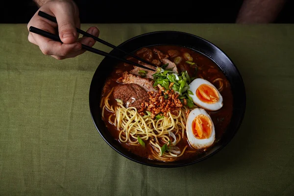 Mannenhand Houden Van Stokjes Boven Kom Met Japanse Ramen Gemarineerde — Stockfoto