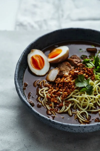 Ramen Giapponese Con Pancetta Maiale Funghi Con Uova Marinate Servite — Foto Stock