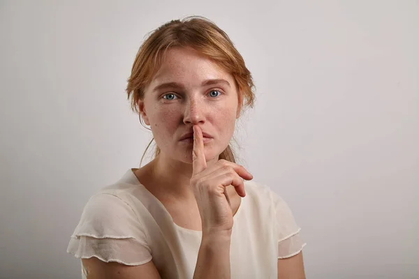 Ung Kvinna Med Ingefära Hår Klädd Casual Krämig Vit Blus — Stockfoto