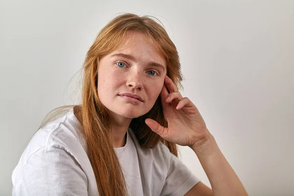 Mladá Žena Rudými Vlasy Pihy Přítel Stylizované Bílé Tričko Sobě — Stock fotografie