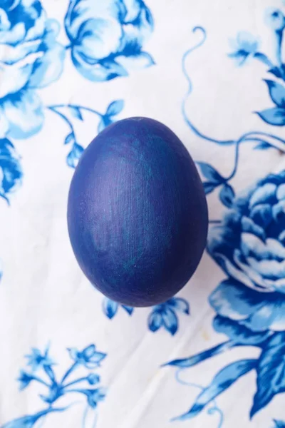 Blau Bemaltes Auf Gemustertem Textilhintergrund Osterferienkonzept — Stockfoto