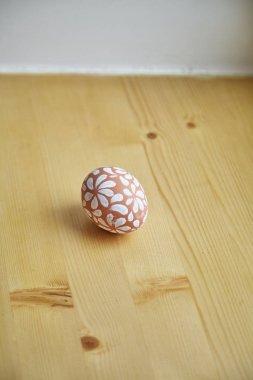 yumurta beyaz çiçek desenli ahşap arka plan Paskalya tatil için boyalı 