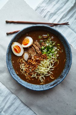 domuz eti ve yumurta chives ile süslenmiş mavi el yapımı seramik kase hizmet ile mantar ile Japon ramen 