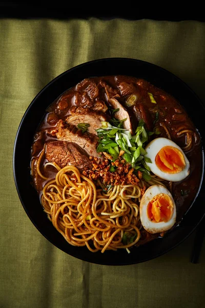 Schüssel Mit Japanischem Ramen Mit Schweinebauch Und Pilzen Mit Marinierten — Stockfoto