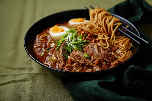 Miska Japoński Ramen Wieprzowina Brzuch Grzyby Jaj Zielone Obrusy Lniane — Zdjęcie stockowe