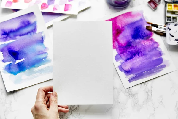 Mão Feminina Segurando Vazio Folha Branca Papel Aquarela Com Pinturas — Fotografia de Stock