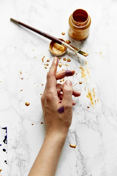 Vista Artista Femenina Manchada Mano Con Pinturas Doradas Violetas Sobre — Foto de Stock