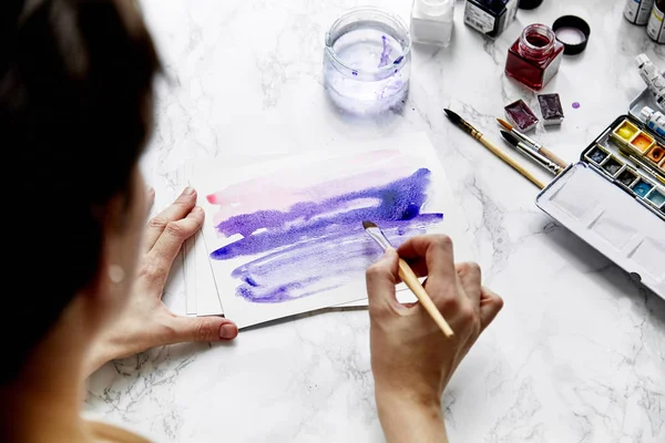 Pintura Artista Feminina Com Cor Ultravioleta Aquarela Conceito Local Trabalho — Fotografia de Stock