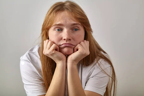 Jonge Vrouw Met Rood Haar Sproeten Gekleed Vriend Stijl Wit — Stockfoto