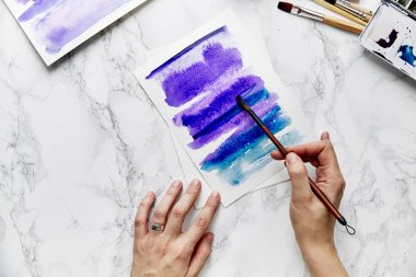 suluboya, sanatçı işyeri kavramı ultra mor renk ile boyama eller yakından görmek  