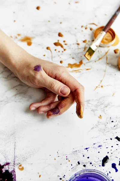 Vista Artista Femenina Manchada Mano Con Pinturas Doradas Violetas Sobre — Foto de Stock