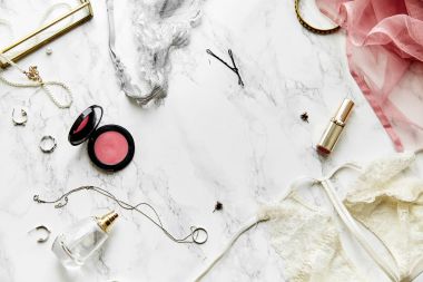 parfüm ve takı öğeleri beyaz mermer zemin, güzellik rutin kavramı üzerine rujla kadın dantel iç çamaşırı 
