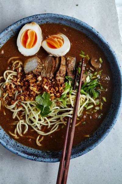 Japanse Ramen Met Varkensvlees Belly Champignons Met Gemarineerde Eieren Geserveerd — Stockfoto