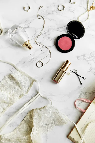 parfüm ve takı öğeleri beyaz mermer zemin, güzellik rutin kavramı üzerine rujla kadın dantel iç çamaşırı 