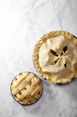 Elma ve beyaz mermer tablo üzerinde çilek çiğ börek 