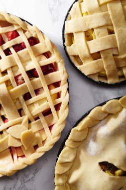 Apple beyaz mermer masa üzerinde çilek ve ahududu çiğ börek ile 