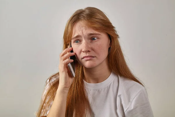 Porträtt Ung Red Headed Kvinna Med Fräknar Som Håller Telefonen — Stockfoto