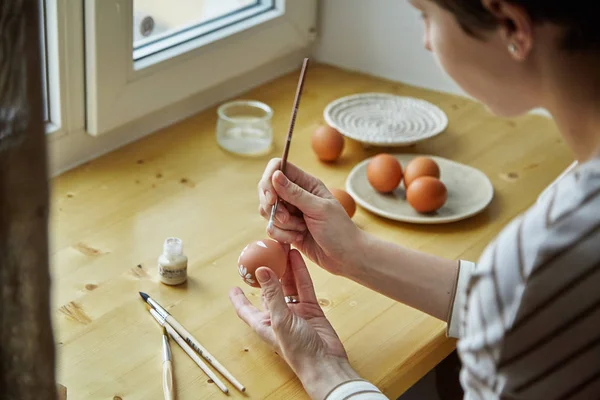 Женщина Рисует Яйцо Белом Цвете Пасху — стоковое фото