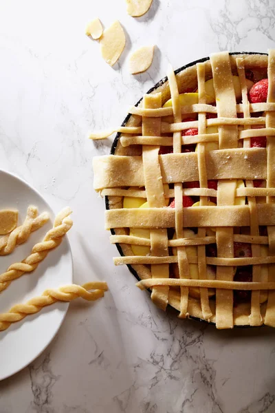 Tarte Non Cuite Aux Baies Pommes Décorée Beau Treillis Feuilles — Photo