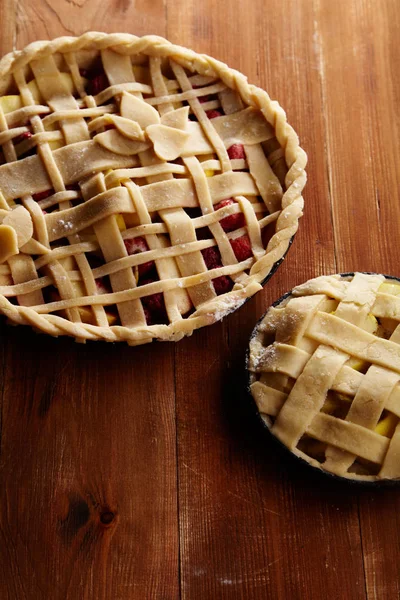 Tartes Non Cuites Aux Pommes Aux Fraises Sur Fond Bois — Photo