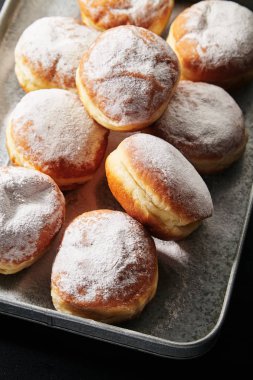 çörek metal tepsi, pudra şekeri ile yakın çekim 