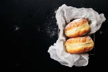 çörek gazlı bez ile metal kutu içinde pudra şekeri ile yakın çekim 