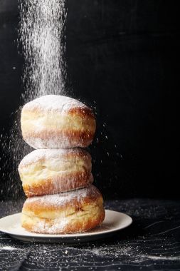 çörek beyaz tepside pudra şekeri ile yığını 