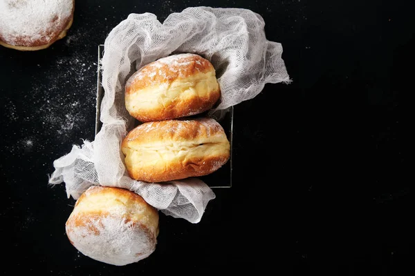 Rosquillas Con Azúcar Polvo Caja Metal Con Gasa Primer Plano — Foto de Stock