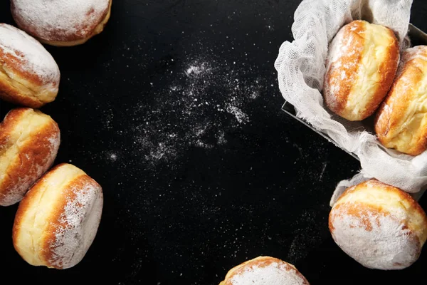 çörek gazlı bez ile metal kutu içinde pudra şekeri ile yakın çekim 