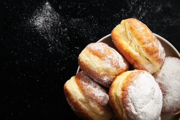 白い皿に粉砂糖をドーナツのスタック — ストック写真